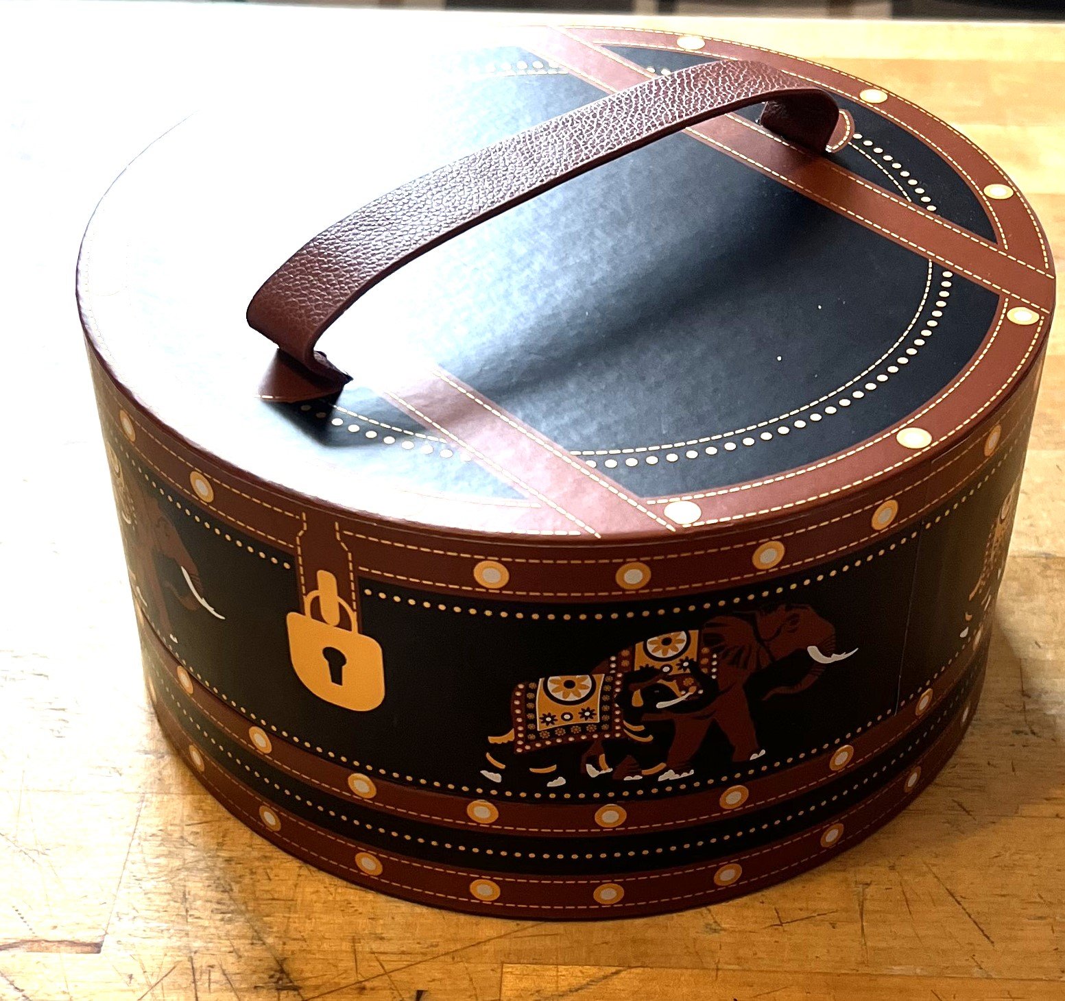 Boîtes & emballages · Boite de chocolats - tôle emboutie - Rolf Knie